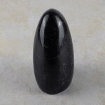 schwarzer Turmalin Freeform mit Standfläche, ca. 60 x 50 x 99 mm