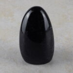 schwarzer Turmalin Freeform mit Standfläche, ca. 60 x 50 x 99 mm