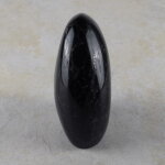 schwarzer Turmalin Freeform mit Standfläche, ca. 72 x 47 x 105 mm