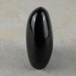 schwarzer Turmalin Freeform mit Standfläche, ca. 72 x 47 x 105 mm